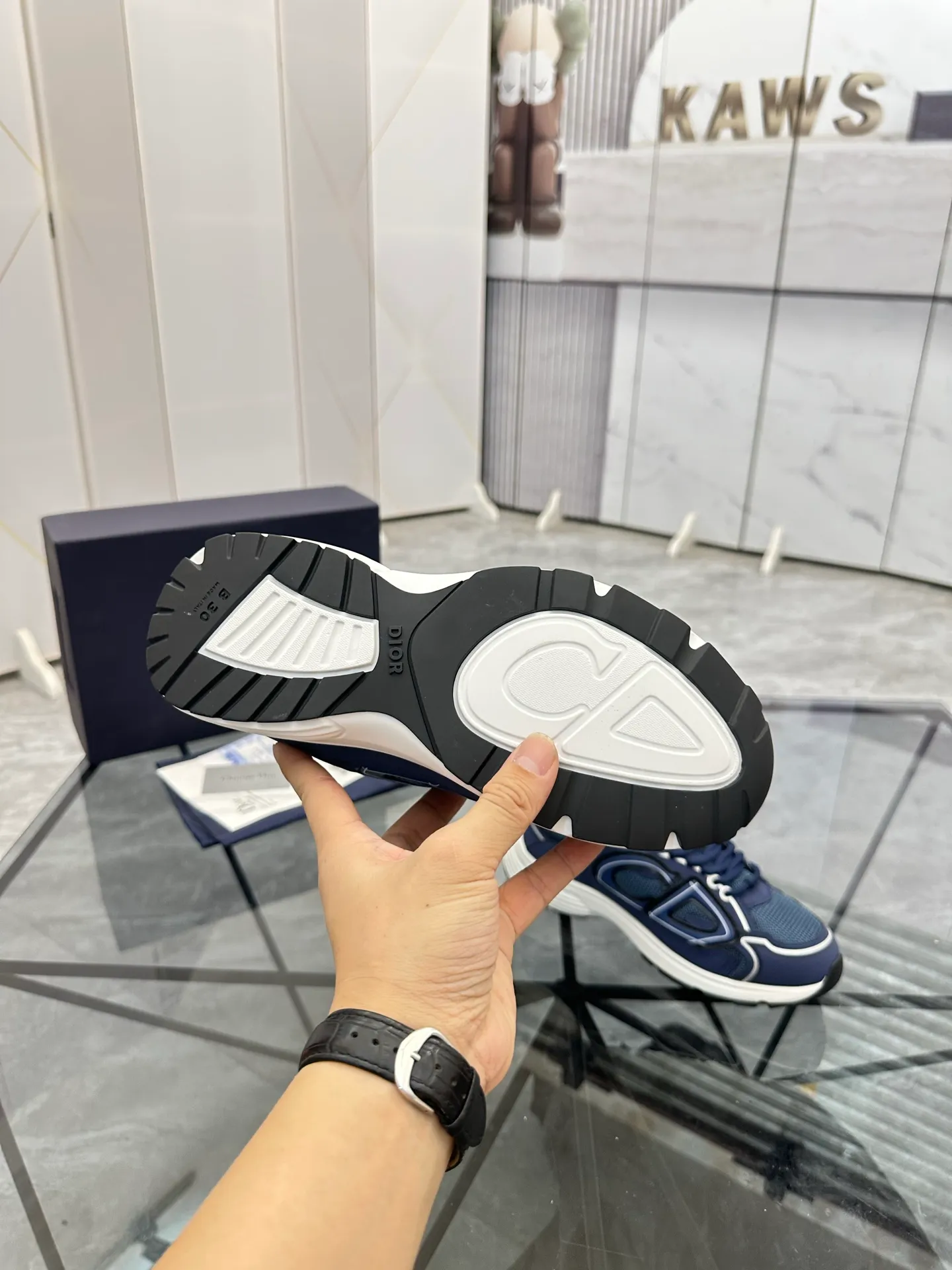 Men's shoes: 💰P400¥ Available in Guangzhou Product trademark: Dior* "Dior*" low-top casual shoes Regular size: 35-46 (can be customized to 47) Couple style Product materials: Upper imported cowhide stitched with original fabric, breathable lining, ultra-light foam original outsole. No.: 007